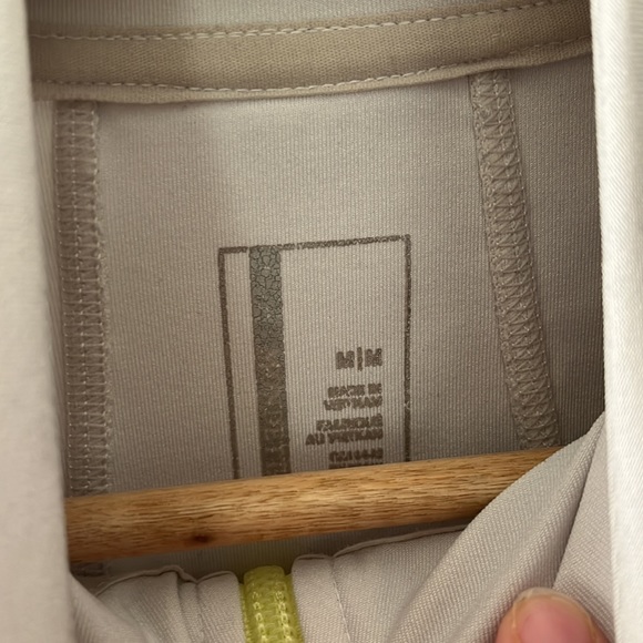 Fitted run jacket - Picture 4 of 7